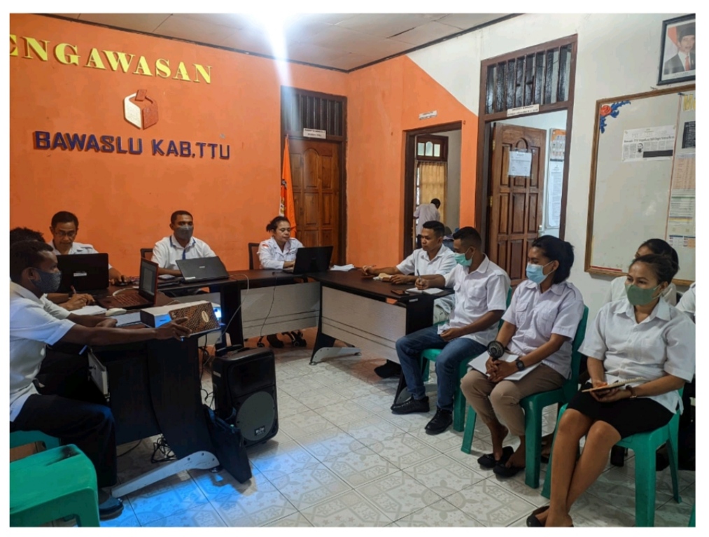 Pentingnya Peran PPID Dalam Kerja Pengawasan, Bawaslu TTU Gelar Rapat Pengelolaan Pelayanan Data dan