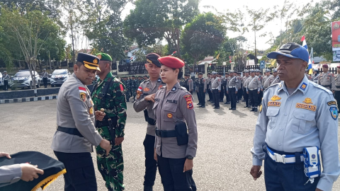 Penyematan Pita Pengamanan Pilkada oleh Kapolres TTU