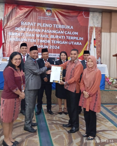 Penyerahan BA Penetapan Bupati dan Wakil Bupati terpilih dari Ketua KPU TTU kepada Ketua Bawaslu TTU
