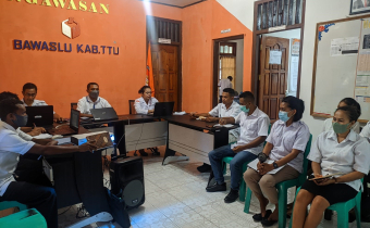 Pentingnya Peran PPID Dalam Kerja Pengawasan, Bawaslu TTU Gelar Rapat Pengelolaan Pelayanan Data dan